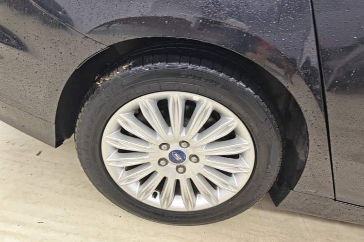 Used Ford Mondeo 2013 2.0L GTDi 200 Luxury Model Right Rear Wheel Hub