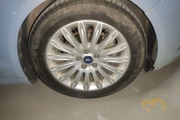 Used Ford Mondeo 2013 2.0L GTDi 200 Fashion Edition Right Front Wheel Hub