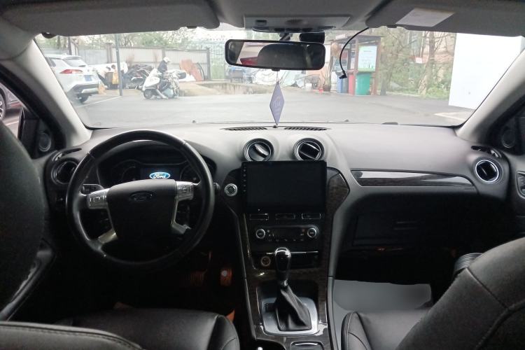 Used Ford Mondeo 2013 2.3L Luxury Model Center Console