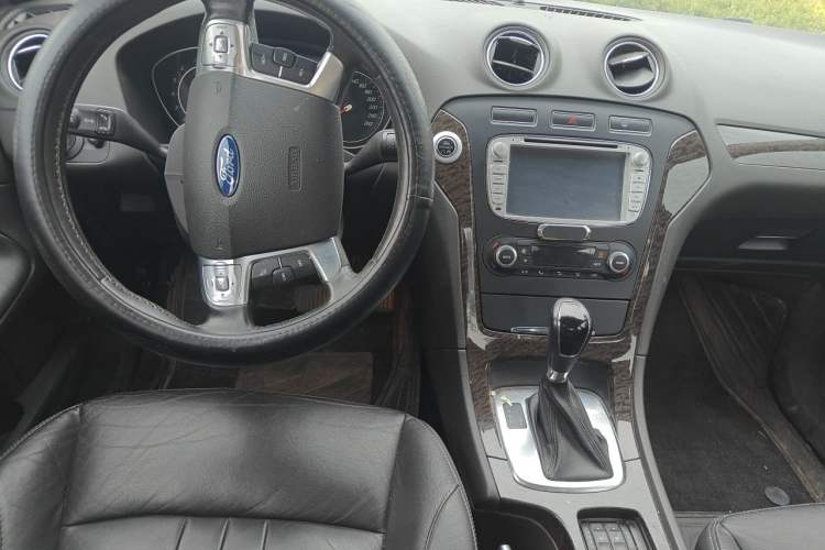 Used Ford Mondeo 2013 2.3L Luxury Model Center Console