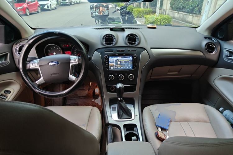 Used Ford Mondeo 2013 2.3L Fashion Edition Center Console