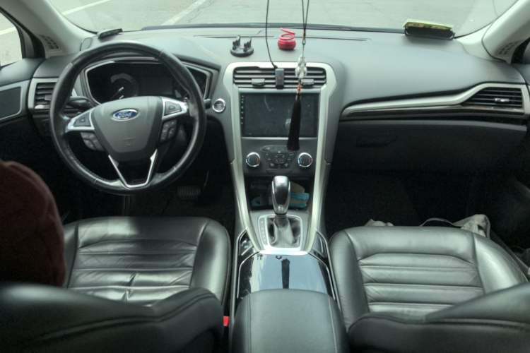 Used Ford Mondeo 2013 2.0L GTDi 200 Fashion Edition Center Console
