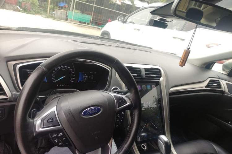 Used Ford Mondeo 2013 2.0L GTDi 200 Luxury Model Center Console