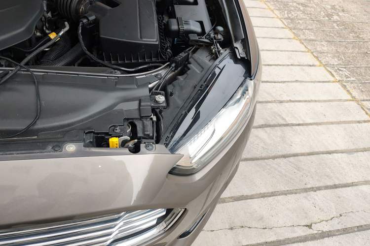 Used Ford Mondeo 2013 2.0L GTDi 200 Luxury Model Engine Bay Left