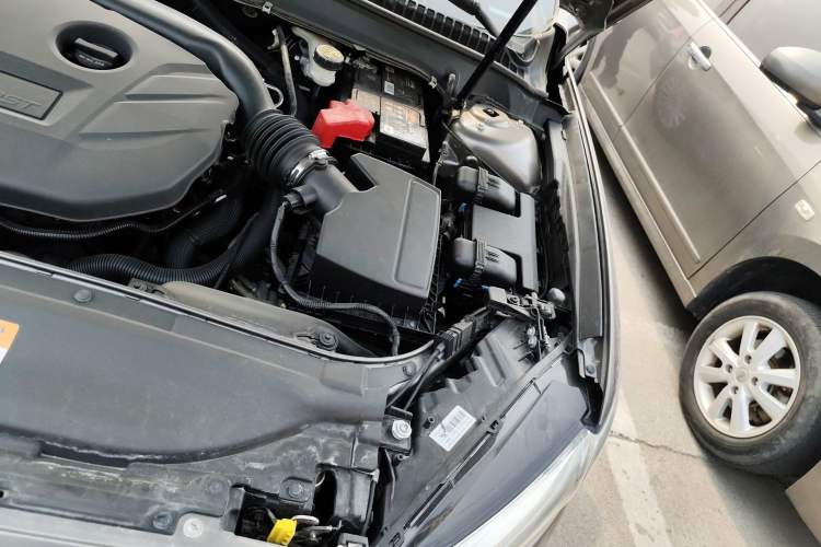 Used Ford Mondeo 2013 2.0L GTDi 200 Luxury Model Engine Bay Left