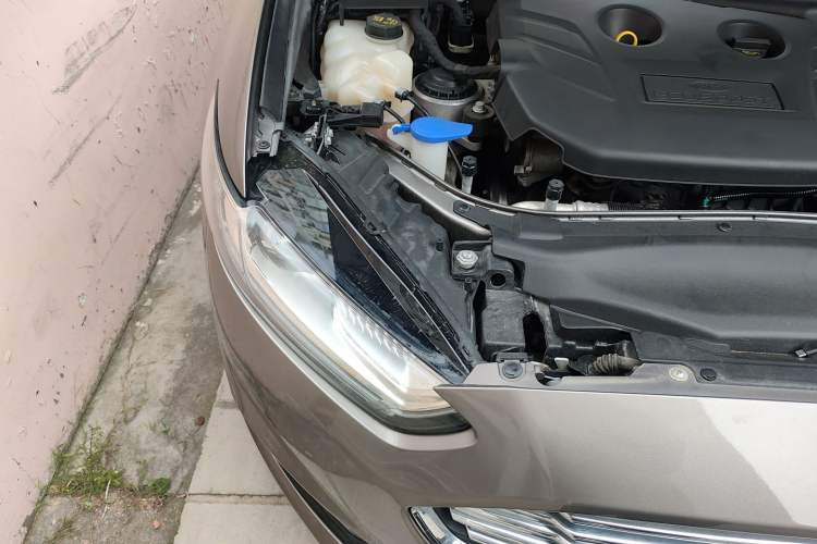 Used Ford Mondeo 2013 2.0L GTDi 200 Luxury Model Engine Bay Right