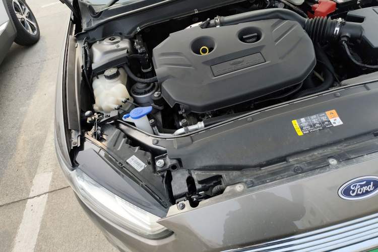 Used Ford Mondeo 2013 2.0L GTDi 200 Luxury Model Engine Bay Right