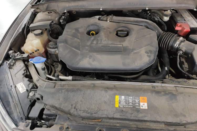 Used Ford Mondeo 2013 2.0L GTDi 200 Luxury Model Engine Bay Right