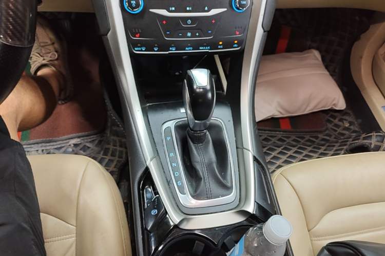 Used Ford Mondeo 2013 2.0L GTDi 200 Luxury Model Gear Lever