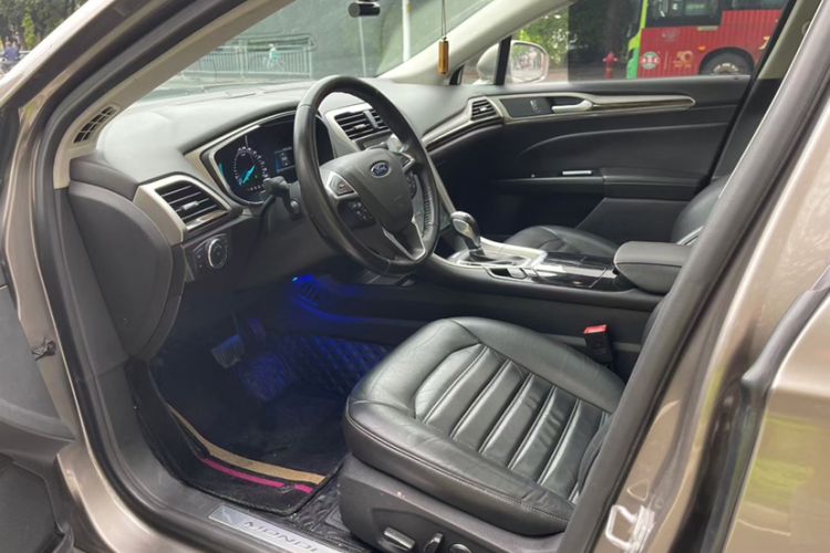 Used Ford Mondeo 2013 2.0L GTDi 200 Luxury Model Interior 4