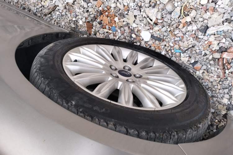 Used Ford Mondeo 2013 2.0L GTDi 200 Luxury Model Left Front Wheel Hub