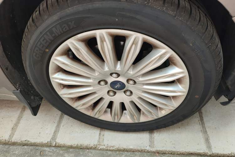 Used Ford Mondeo 2013 2.0L GTDi 200 Luxury Model Right Front Wheel Hub