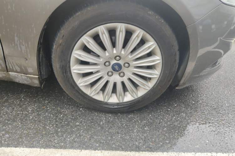 Used Ford Mondeo 2013 2.0L GTDi 200 Fashion Edition Right Front Wheel Hub