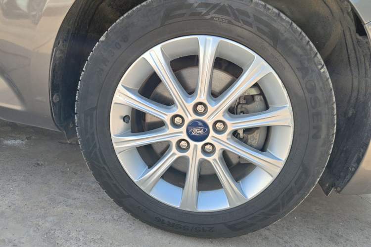 Used Ford Mondeo 2013 2.3L Fashion Edition Right Front Wheel Hub