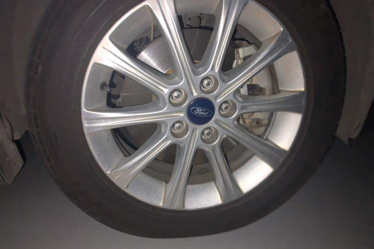 Used Ford Mondeo 2013 2.3L Fashion Edition Right Front Wheel Hub