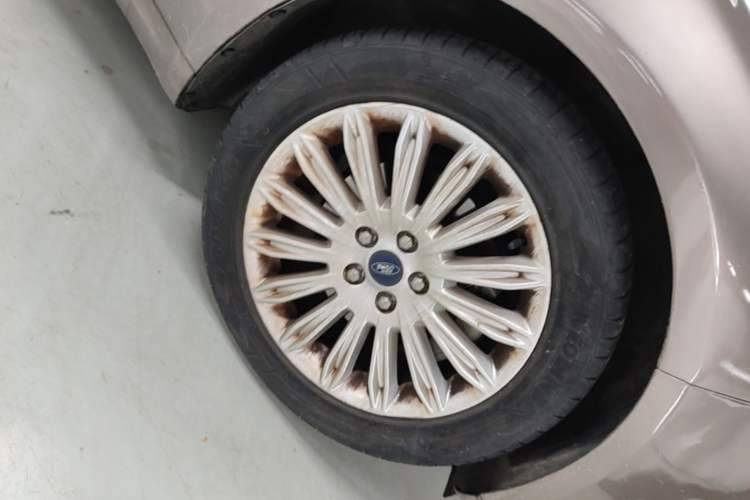 Used Ford Mondeo 2013 2.0L GTDi 200 Luxury Model Right Front Wheel Hub
