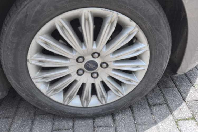 Used Ford Mondeo 2013 2.0L GTDi 200 Fashion Edition Right Front Wheel Hub