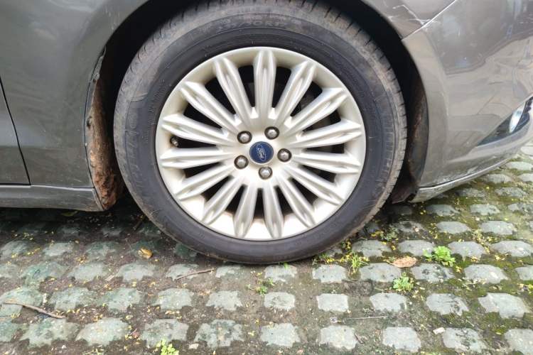 Used Ford Mondeo 2013 2.0L GTDi 200 Fashion Edition Right Front Wheel Hub