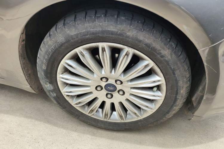 Used Ford Mondeo 2013 2.0L GTDi 200 Fashion Edition Right Front Wheel Hub