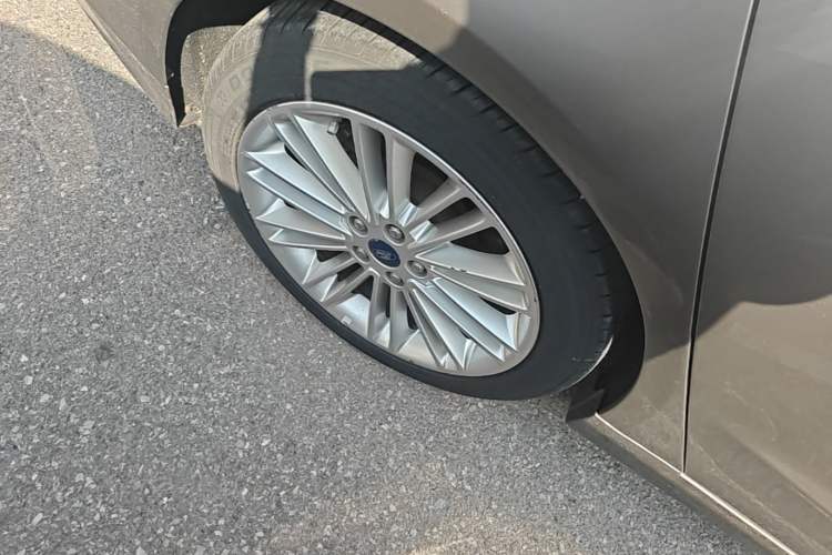 Used Ford Mondeo 2013 2.0L GTDi240 Flagship Edition Right Rear Wheel Hub