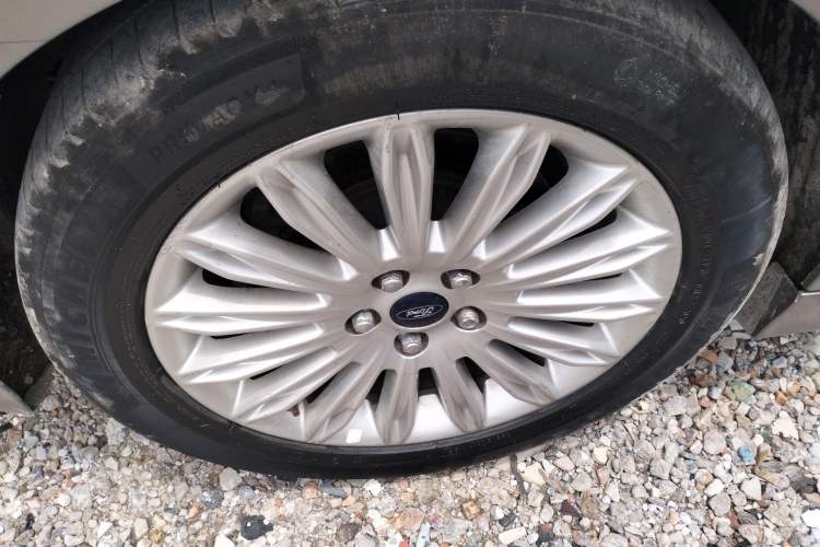 Used Ford Mondeo 2013 2.0L GTDi 200 Luxury Model Right Rear Wheel Hub