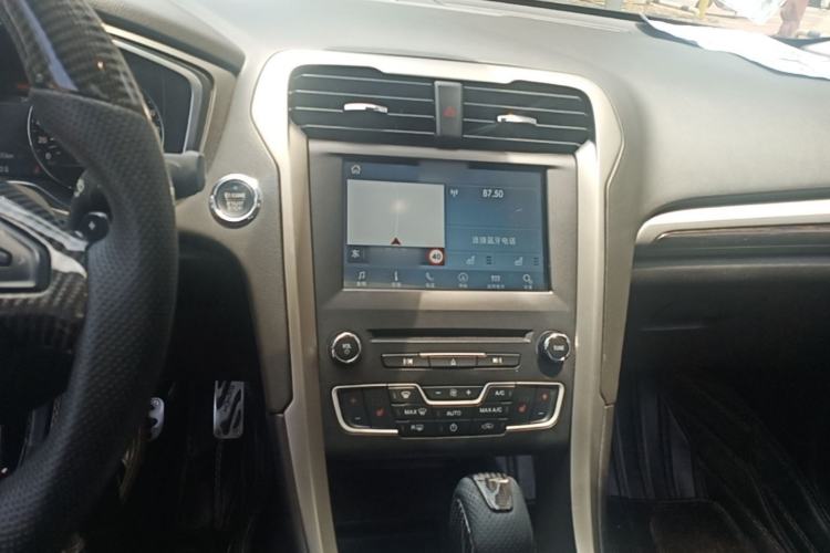 Used Ford Mondeo 2013 2.0L GTDi 200 Luxury Model Center Console