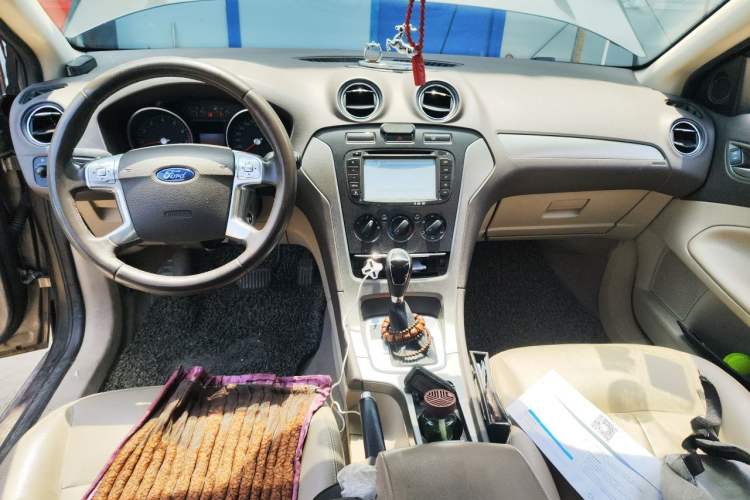 Used Ford Mondeo 2013 2.3L Fashion Edition Center Console