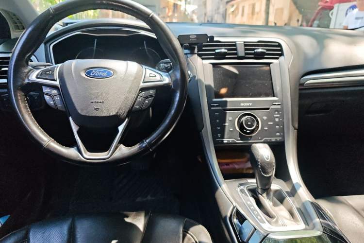 Used Ford Mondeo 2013 2.0L GTDi240 Luxury Sport Model Center Console
