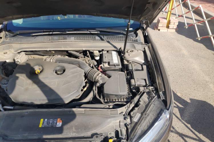 Used Ford Mondeo 2013 2.0L GTDi 200 Luxury Model Engine Bay Left