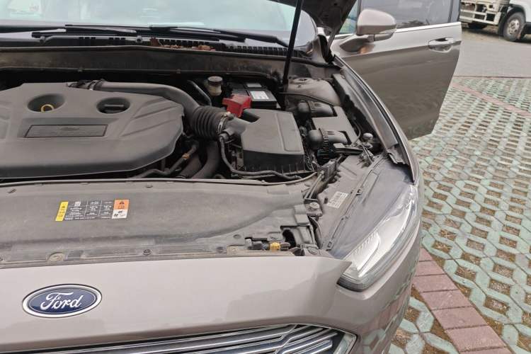 Used Ford Mondeo 2013 2.0L GTDi 200 Luxury Model Engine Bay Left