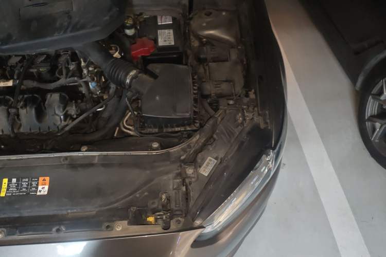 Used Ford Mondeo 2013 2.0L GTDi 200 Luxury Model Engine Bay Left