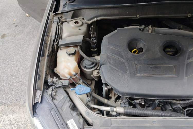 Used Ford Mondeo 2013 2.0L GTDi 200 Luxury Model Engine Bay Right