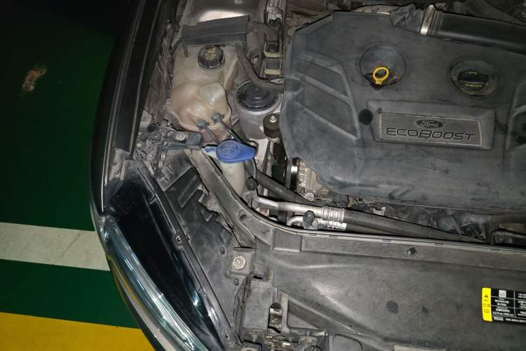 Used Ford Mondeo 2013 2.0L GTDi 200 Luxury Model Engine Bay Right