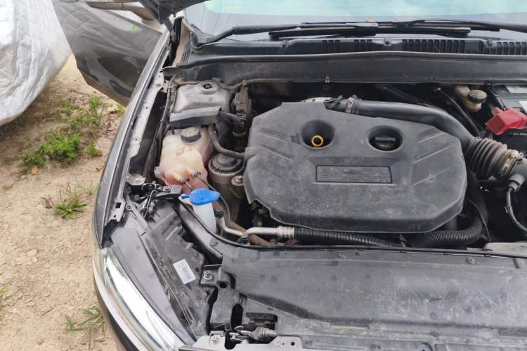 Used Ford Mondeo 2013 2.0L GTDi 200 Luxury Model Engine Bay Right