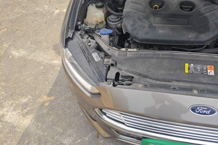 Used Ford Mondeo 2013 2.0L GTDi 200 Fashion Edition Engine Bay Right