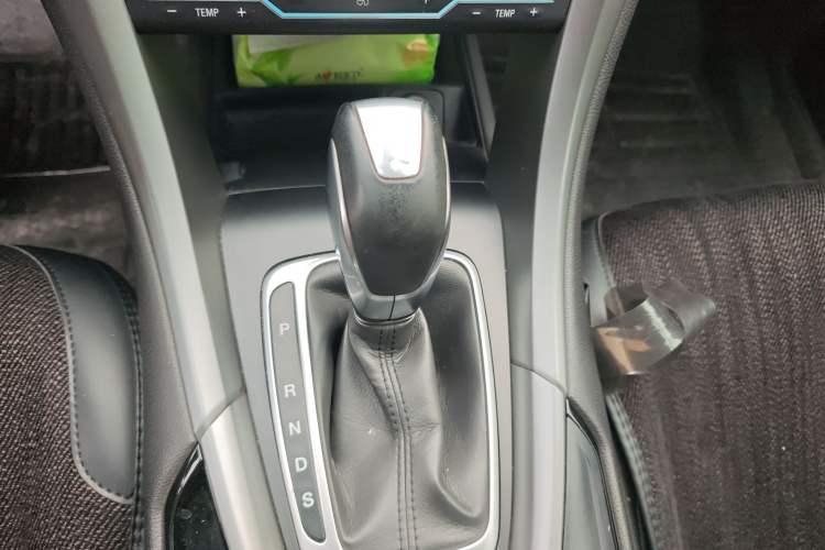 Used Ford Mondeo 2013 2.0L GTDi240 Luxury Sport Model Gear Lever