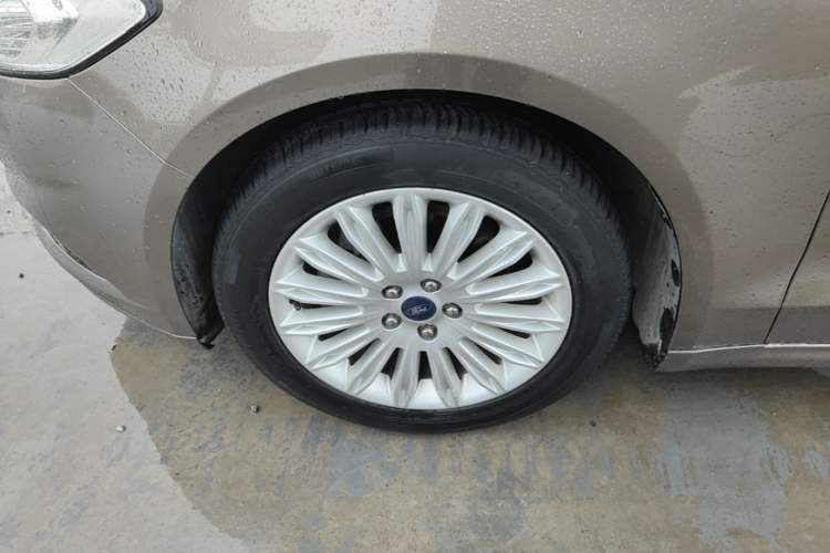 Used Ford Mondeo 2013 2.0L GTDi 200 Fashion Edition Left Front Wheel Hub