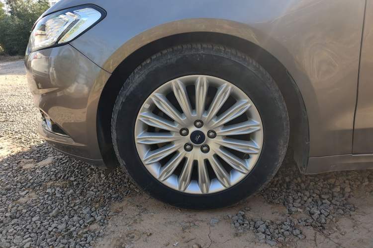 Used Ford Mondeo 2013 2.0L GTDi 200 Luxury Model Left Front Wheel Hub