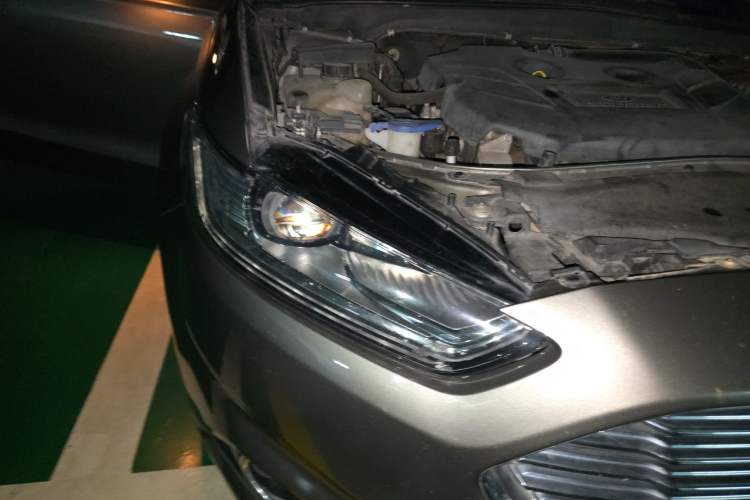 Used Ford Mondeo 2013 2.0L GTDi 200 Luxury Model Right Front Headlight
