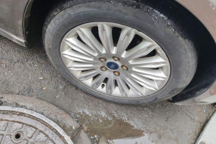 Used Ford Mondeo 2013 2.0L GTDi 200 Fashion Edition Right Front Wheel Hub