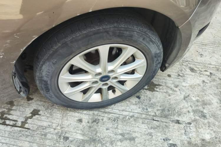 Used Ford Mondeo 2013 2.3L Fashion Edition Right Front Wheel Hub