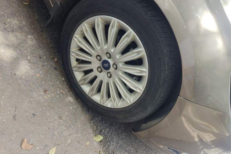 Used Ford Mondeo 2013 2.0L GTDi 200 Luxury Model Right Front Wheel Hub