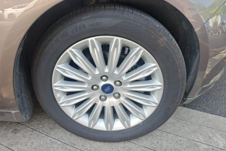 Used Ford Mondeo 2013 2.0L GTDi 200 Fashion Edition Right Front Wheel Hub