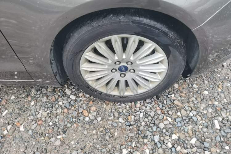 Used Ford Mondeo 2013 2.0L GTDi 200 Fashion Edition Right Front Wheel Hub