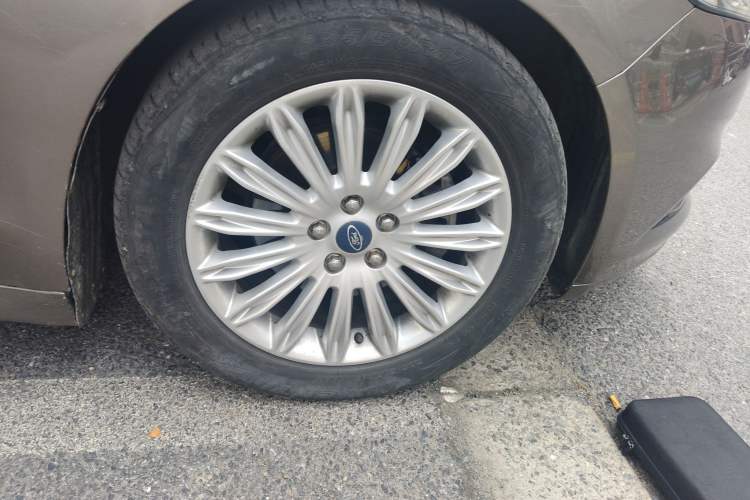 Used Ford Mondeo 2013 2.0L GTDi 200 Luxury Model Right Front Wheel Hub