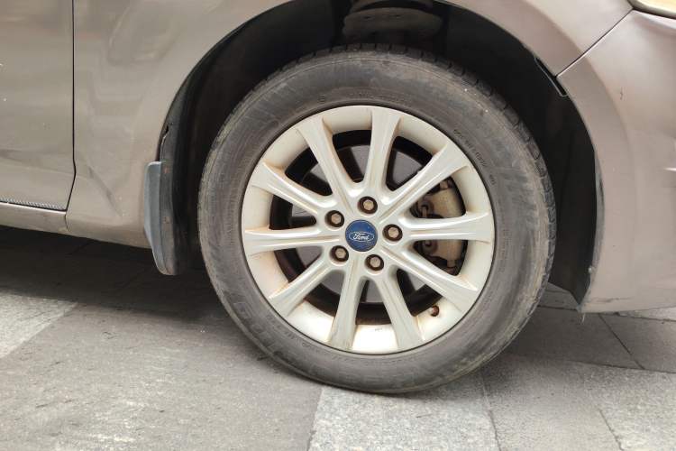 Used Ford Mondeo 2013 2.3L Fashion Edition Right Front Wheel Hub