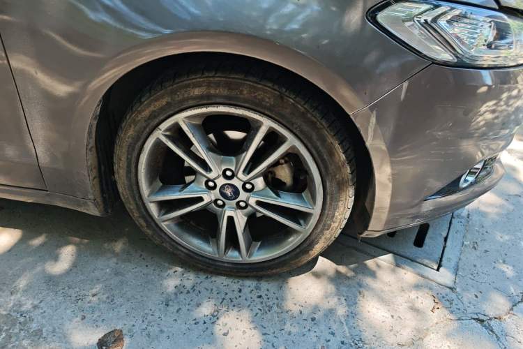 Used Ford Mondeo 2013 2.0L GTDi240 Luxury Sport Model Right Front Wheel Hub