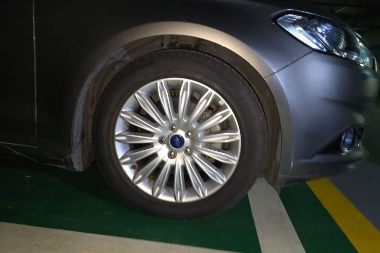 Used Ford Mondeo 2013 2.0L GTDi 200 Luxury Model Right Front Wheel Hub