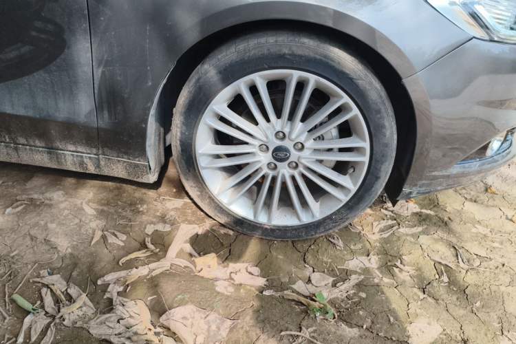 Used Ford Mondeo 2013 2.0L GTDi 200 Luxury Model Right Front Wheel Hub