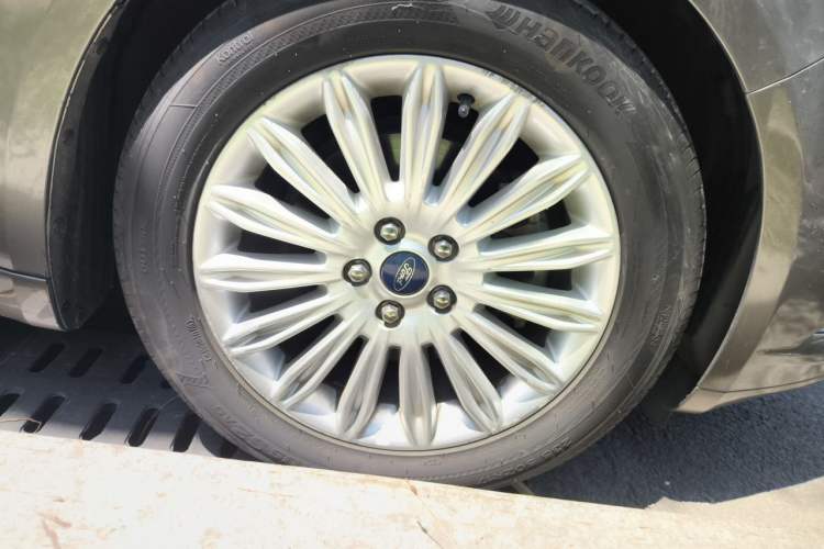 Used Ford Mondeo 2013 2.0L GTDi 200 Fashion Edition Right Front Wheel Hub